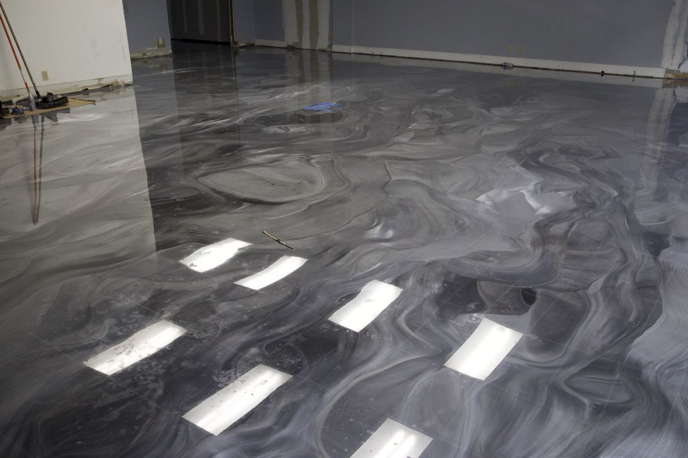 Metallic floor finish
